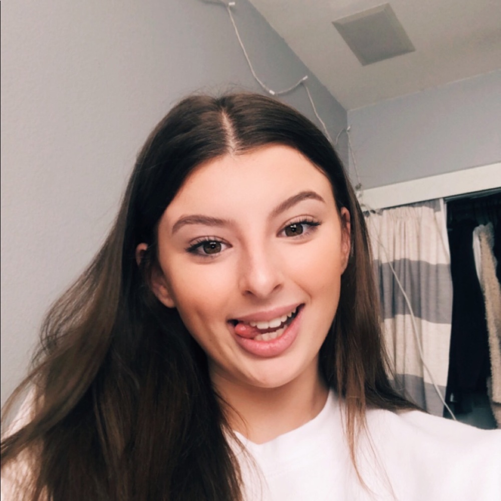 Meet your Posher, Chloe
